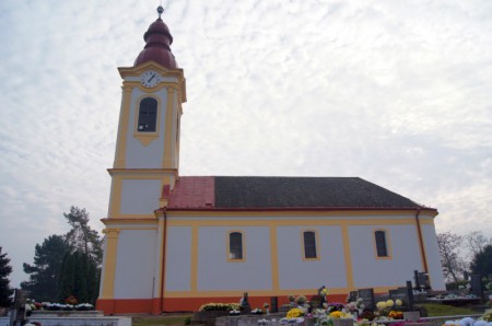 Fara, kostol, kúria s areálom a pomník v Chanave